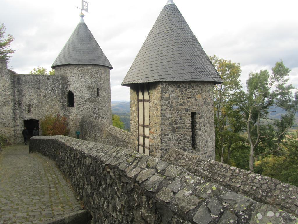 Hotel Zur Burg Nuerburg エクステリア 写真
