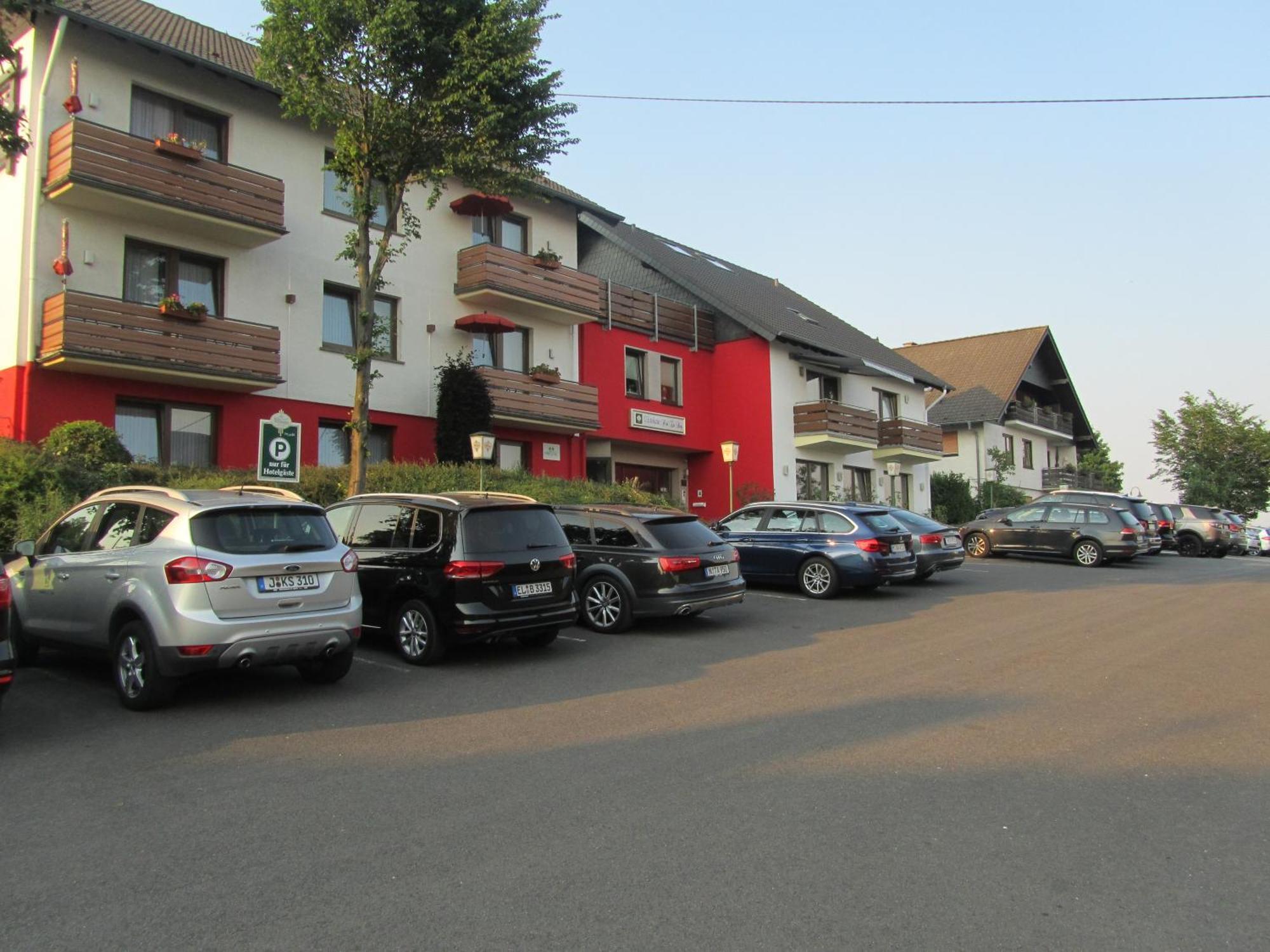 Hotel Zur Burg Nuerburg エクステリア 写真