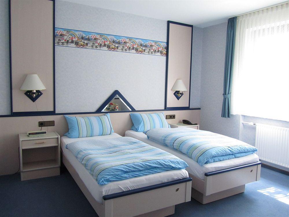 Hotel Zur Burg Nuerburg エクステリア 写真