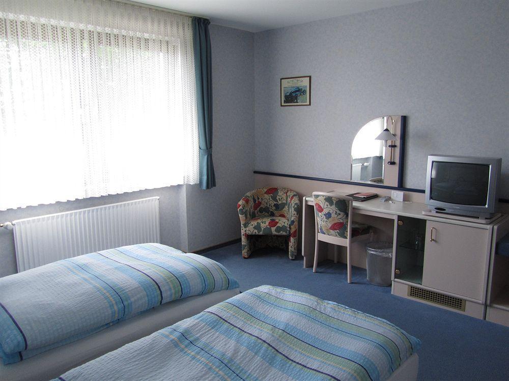 Hotel Zur Burg Nuerburg エクステリア 写真