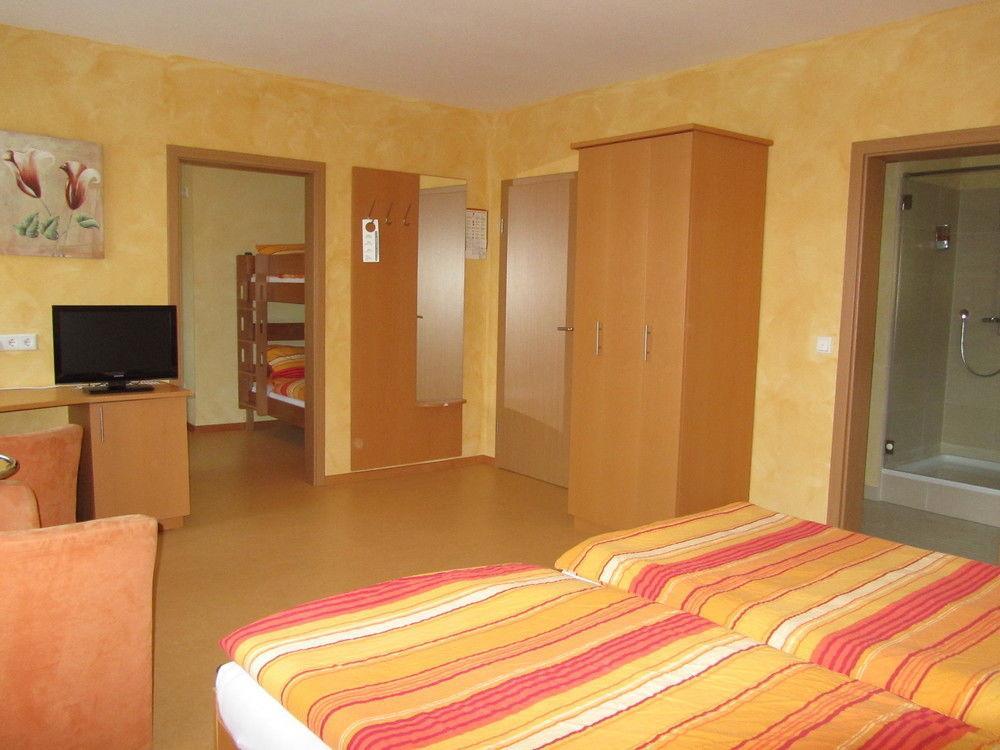 Hotel Zur Burg Nuerburg エクステリア 写真