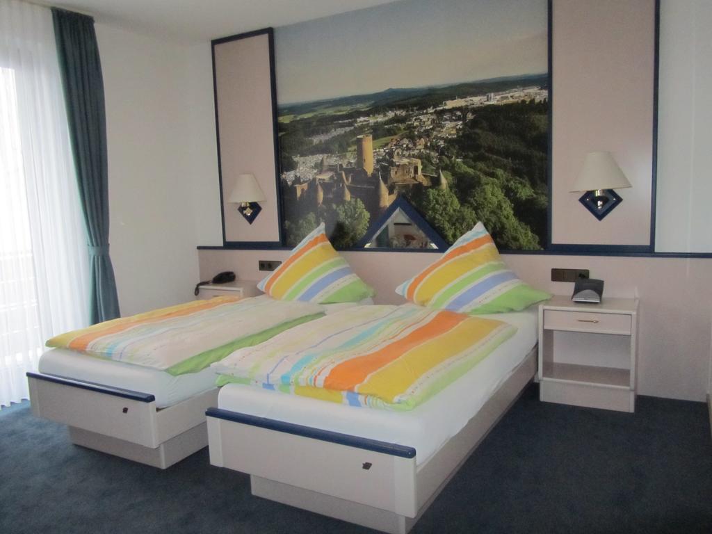 Hotel Zur Burg Nuerburg エクステリア 写真