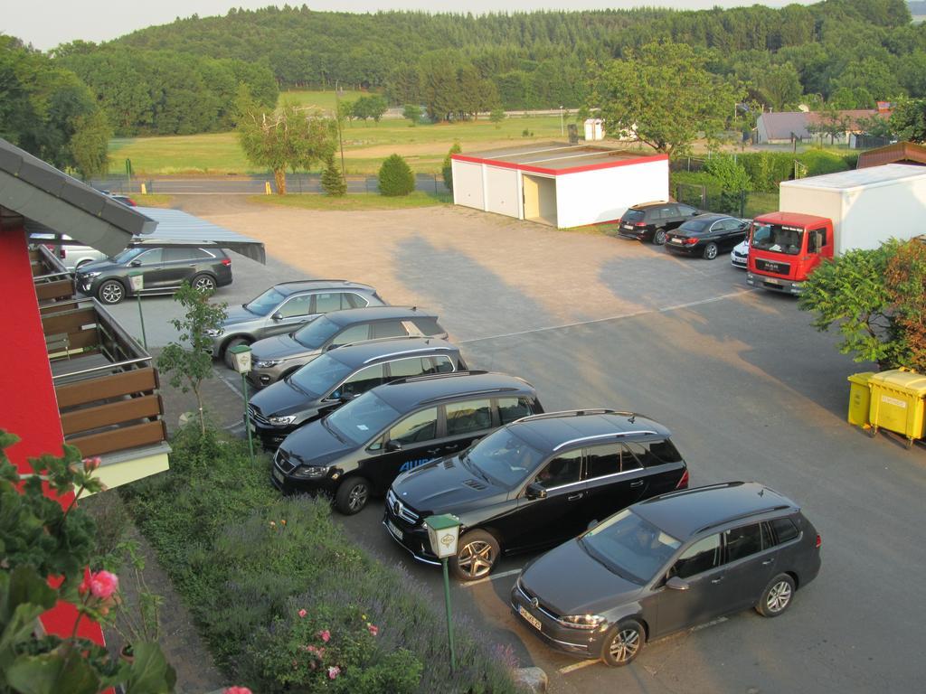 Hotel Zur Burg Nuerburg エクステリア 写真
