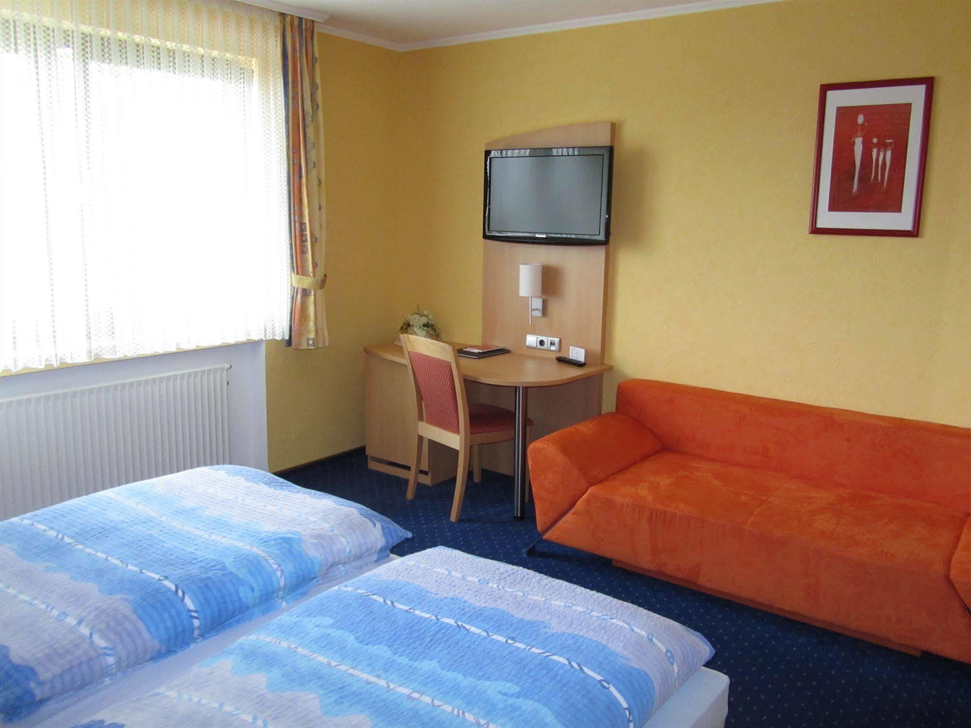 Hotel Zur Burg Nuerburg エクステリア 写真