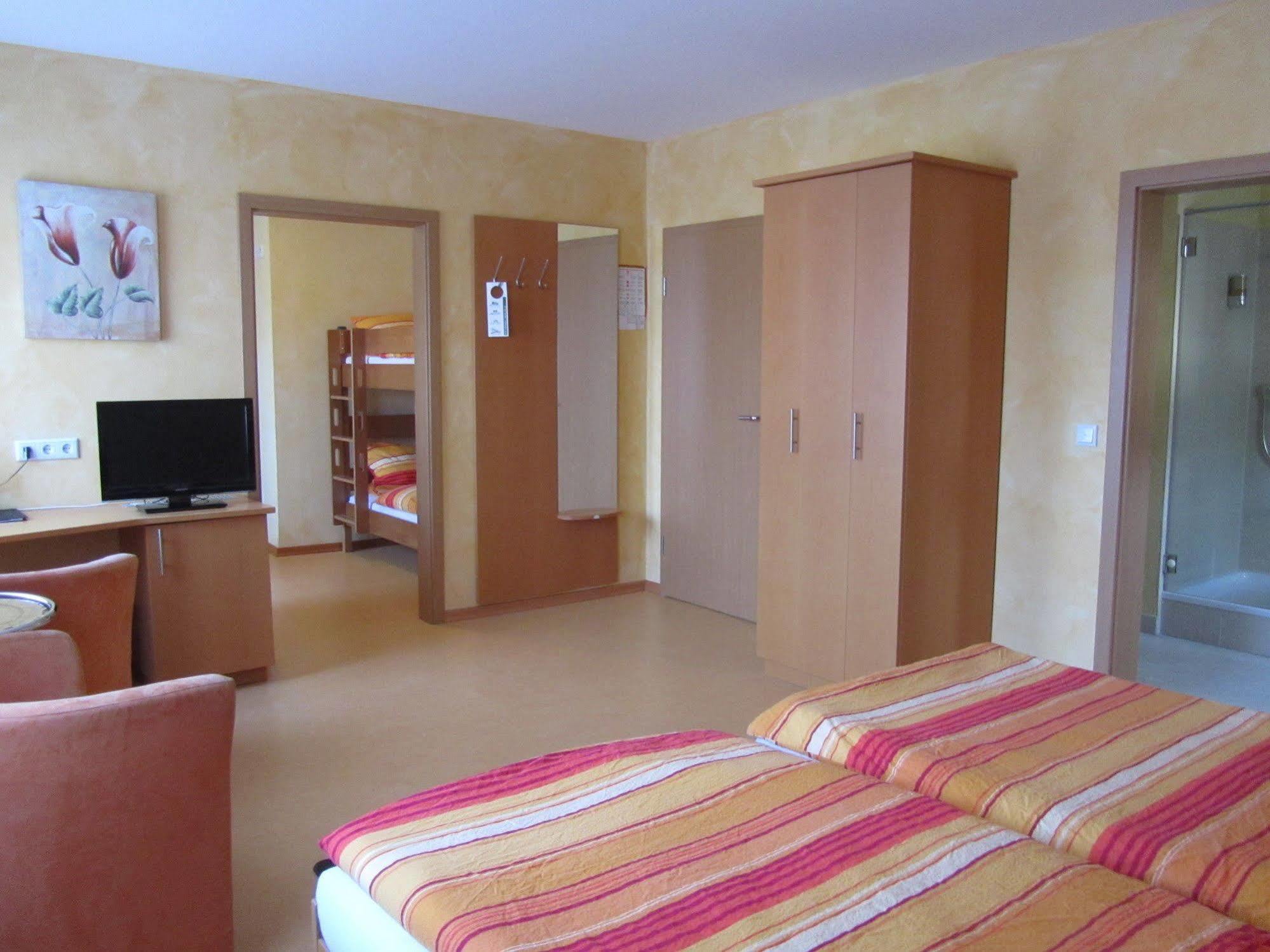 Hotel Zur Burg Nuerburg エクステリア 写真