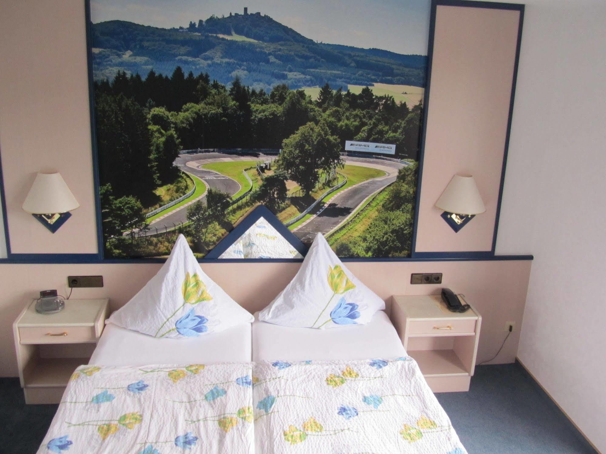 Hotel Zur Burg Nuerburg エクステリア 写真