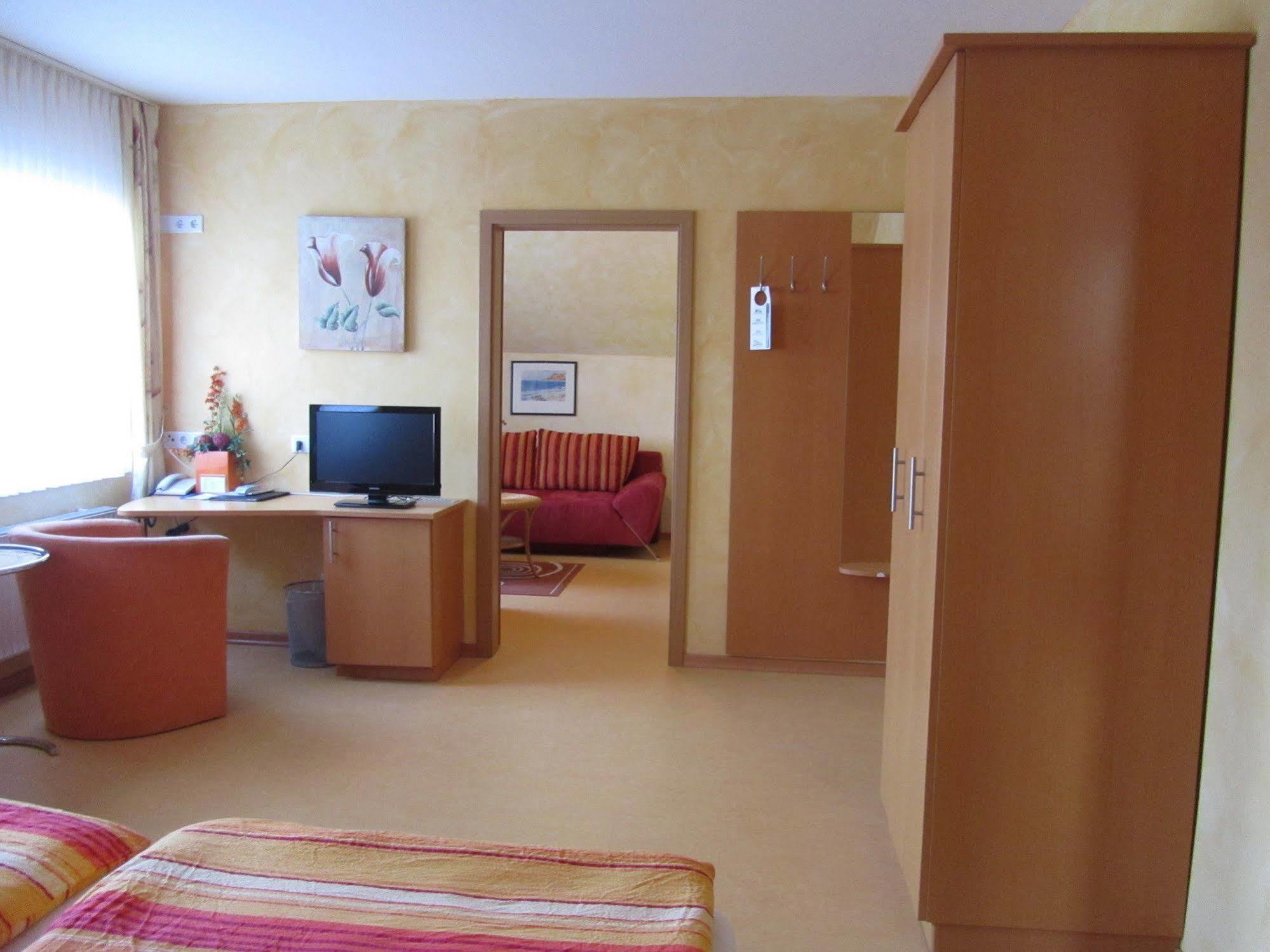 Hotel Zur Burg Nuerburg エクステリア 写真
