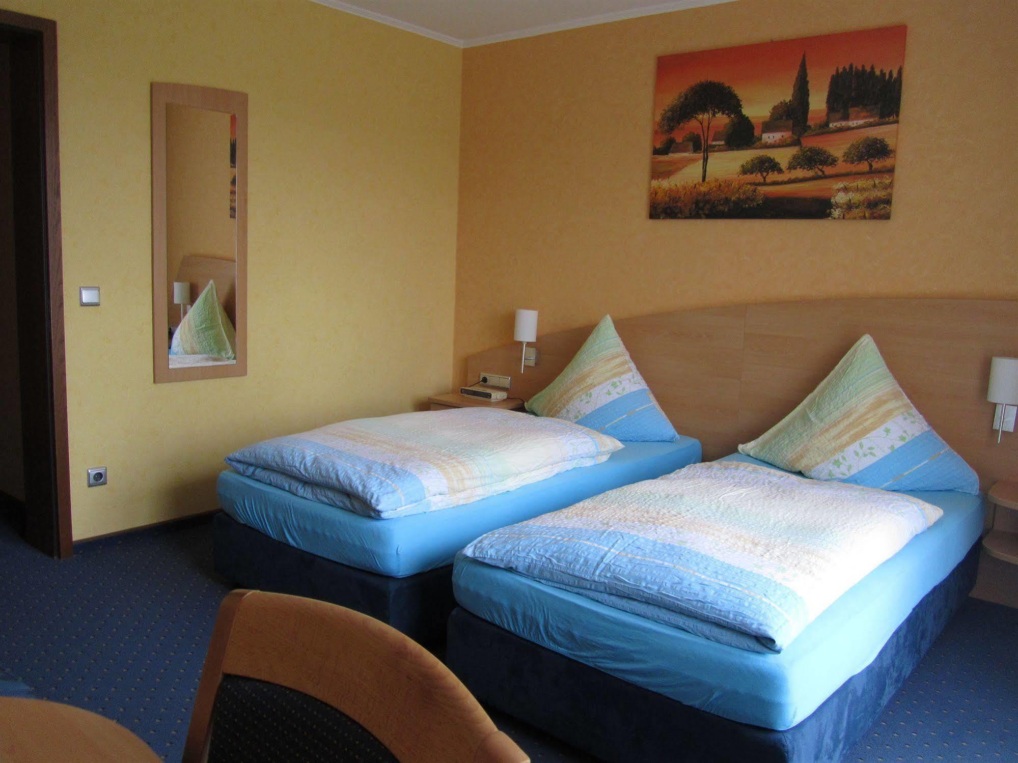 Hotel Zur Burg Nuerburg エクステリア 写真