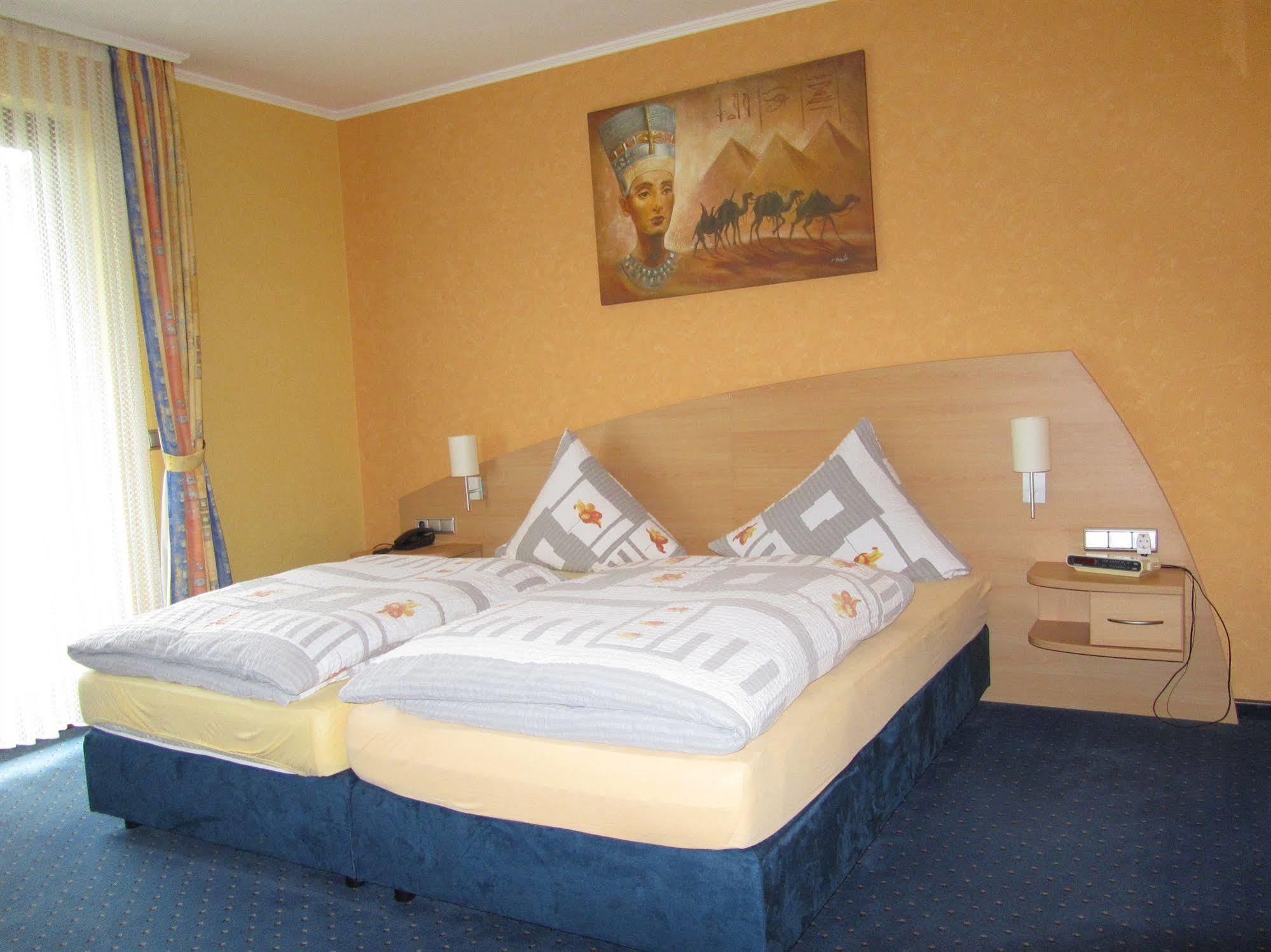 Hotel Zur Burg Nuerburg エクステリア 写真