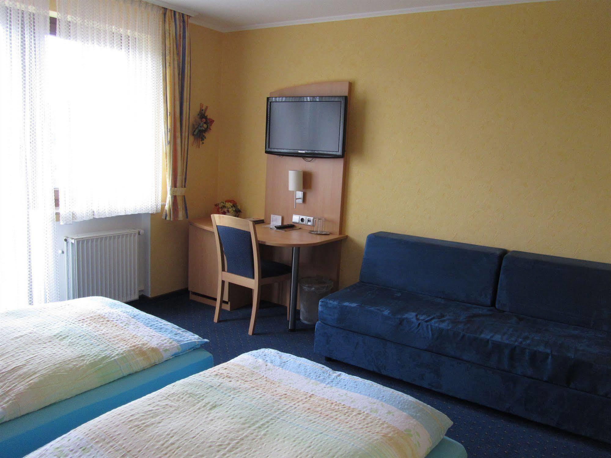 Hotel Zur Burg Nuerburg エクステリア 写真