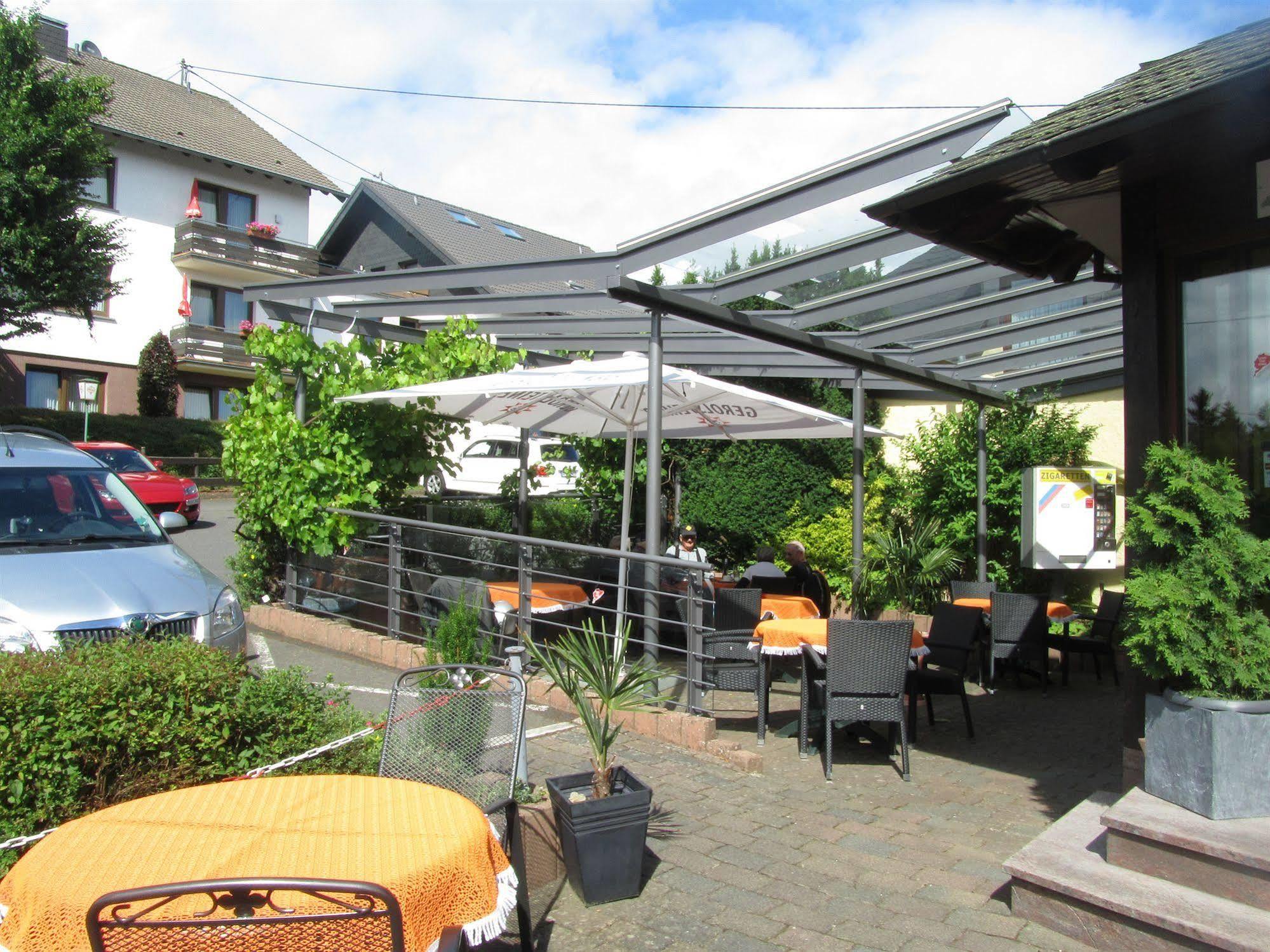 Hotel Zur Burg Nuerburg エクステリア 写真
