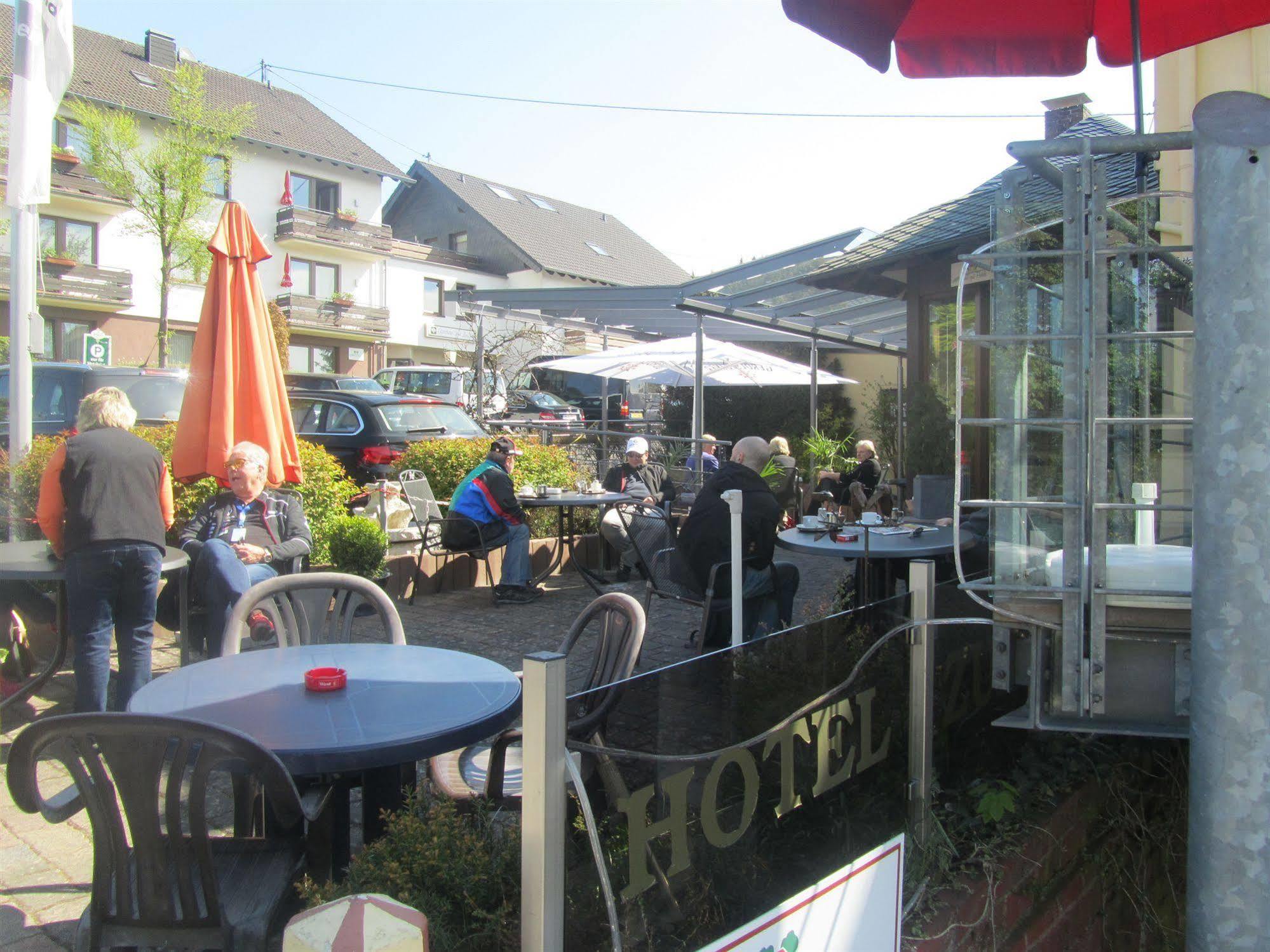 Hotel Zur Burg Nuerburg エクステリア 写真