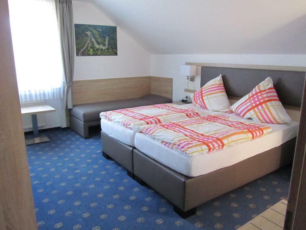 Hotel Zur Burg Nuerburg エクステリア 写真