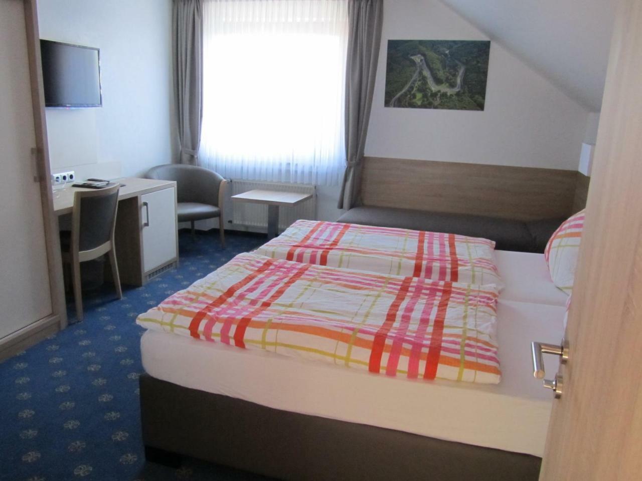 Hotel Zur Burg Nuerburg エクステリア 写真